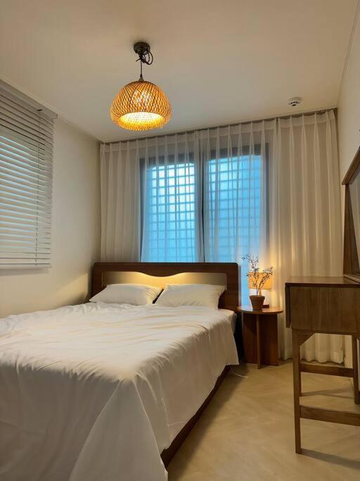 10-Minute Walk From Hongdae Entrance Station, 2 Rooms, 3 Beds Pangsapuri Seoul